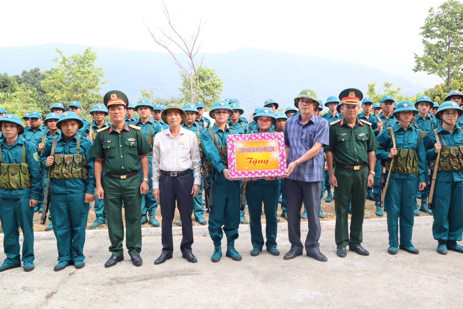 Lãnh đạo huyện đi thăm, động viên chiến sĩ dân quân tự vệ huấn luyện năm thứ I